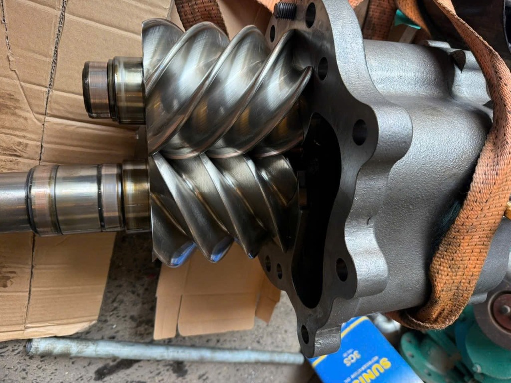 Căn chỉnh căn khe hở cặp trục vít rotor đầu nén máy nén khí trục vít